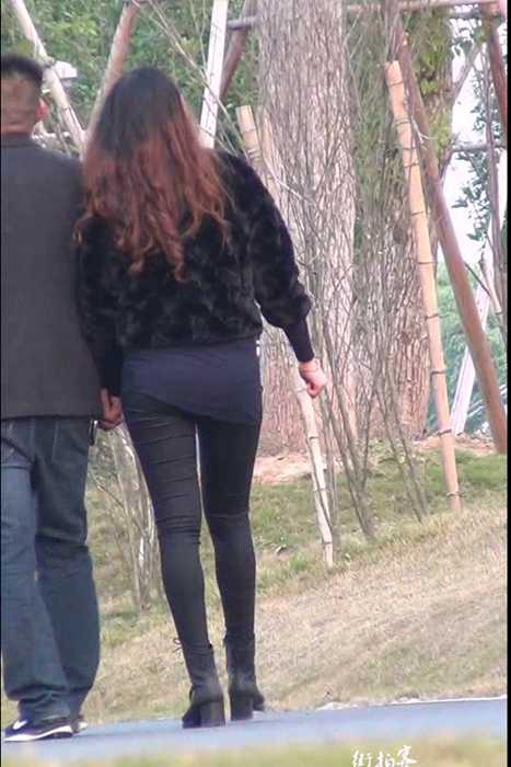 [街拍客视频]jx0603 公园里的黑色紧身裤美少妇