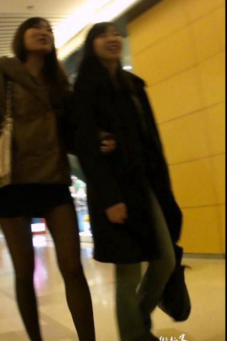 [街拍视频]00323性感美女不怕冷上装冬衣下