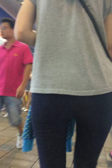 [街拍视频]00389翘臀少妇紧实的臀部被紧身